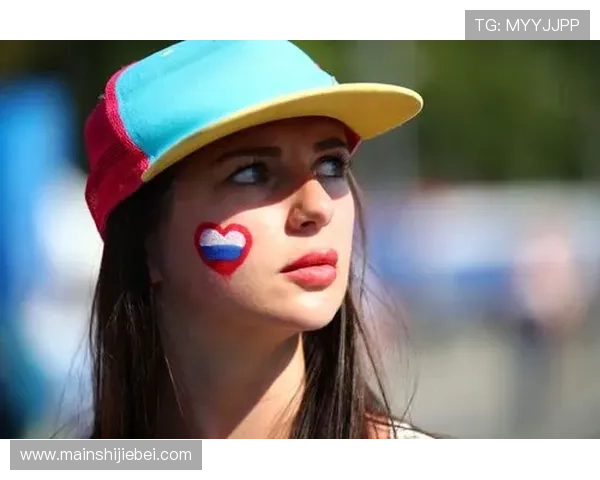 世界杯美女系列：分析足球比赛中美女球迷的热情助威与她们的时尚潮流引领